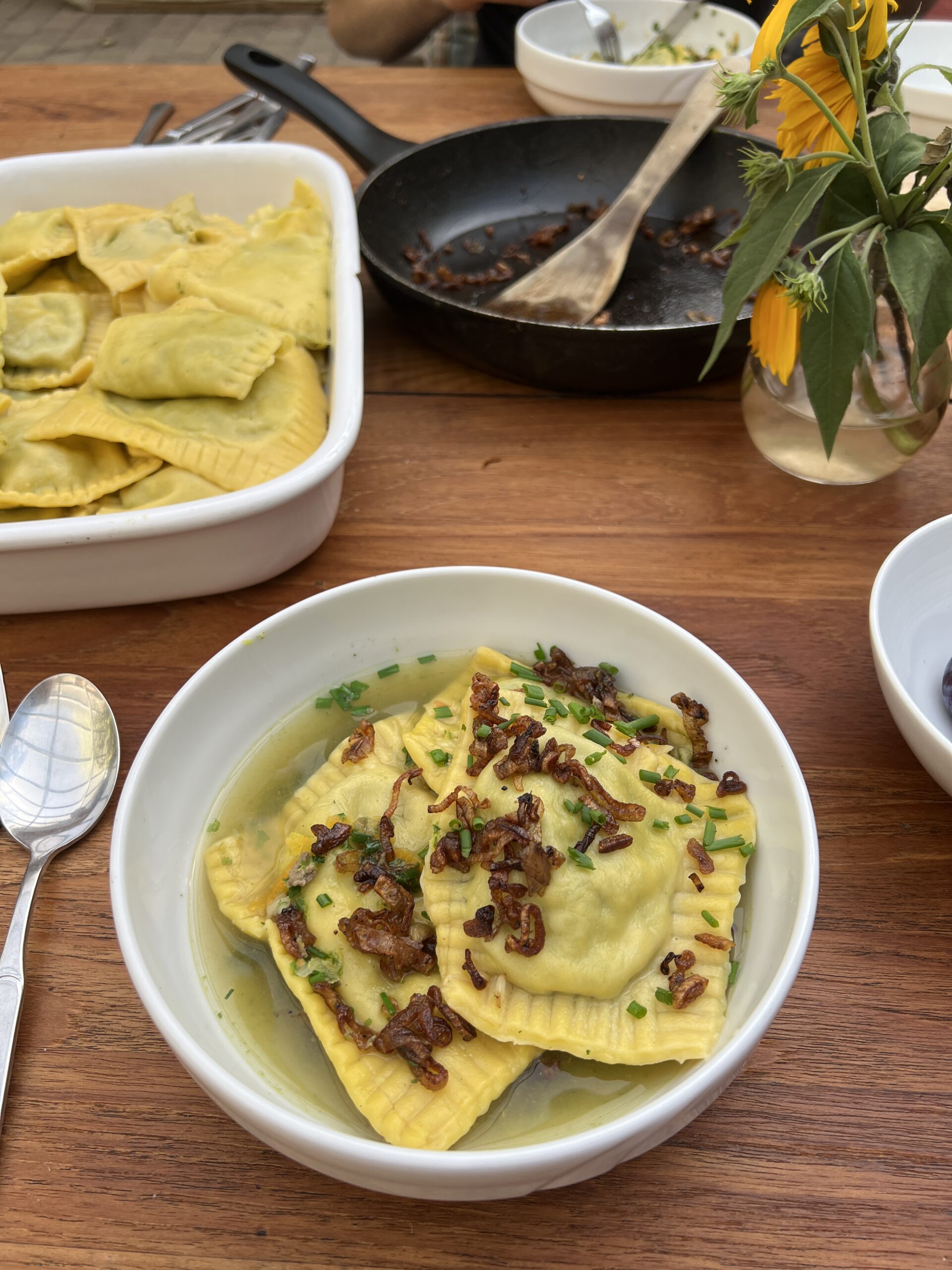 Omas hausgemachte Maultaschen in würziger Brühe, gefüllt mit Spinat und Hackfleisch, traditionell serviert und frisch zubereitet