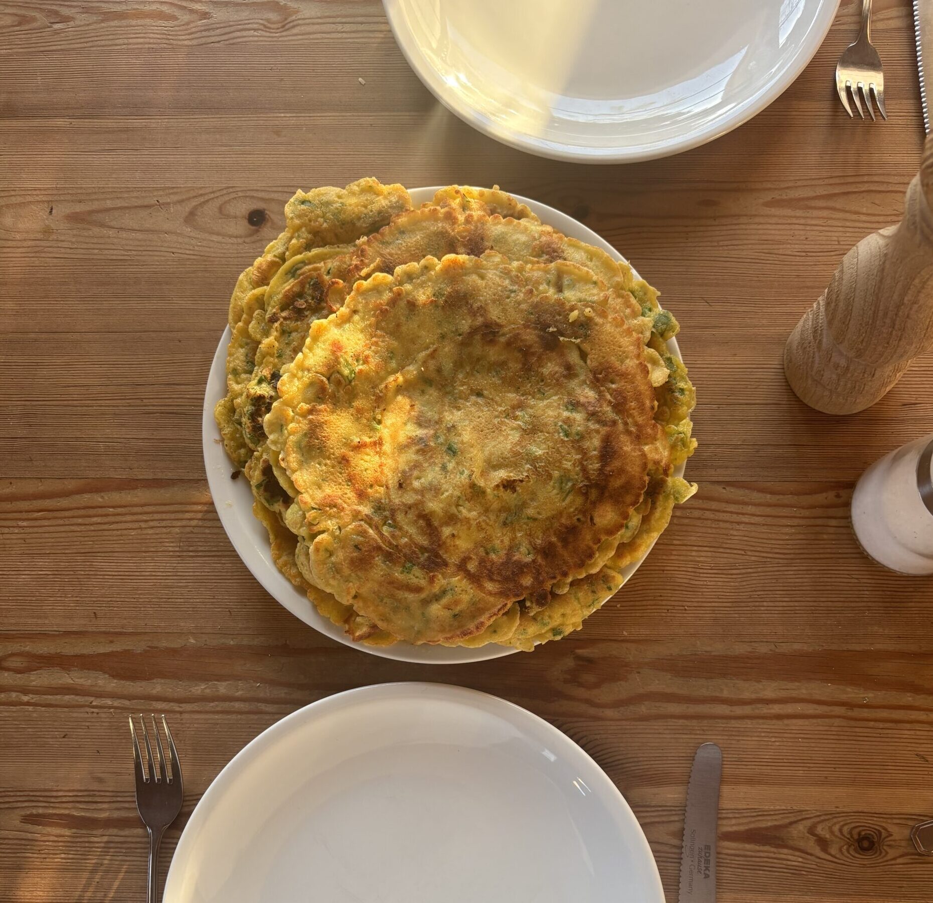 Frisch ausgebackene Pfannkuchen als Stapel auf einem gedeckten Tisch, einfaches Pfannkuchenrezept